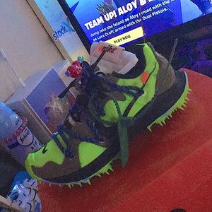 Off white terra kiger